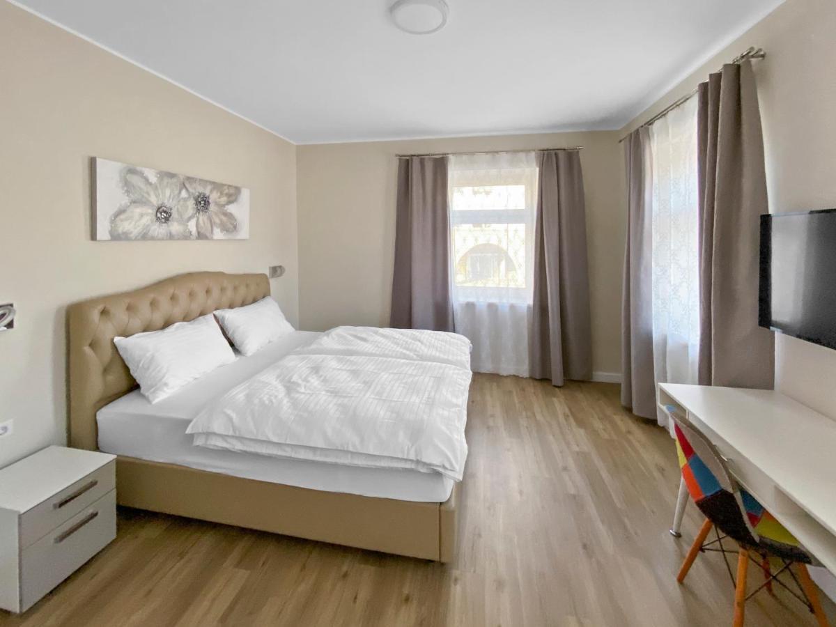 Toscanina Garni Hotel Dobrovo Luaran gambar